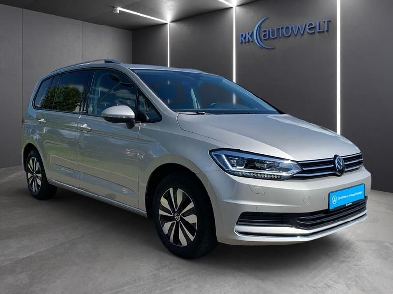 Gebraucht VW Touran Move 150 PS (110 kW) 2023 Ivory silver metallic Van / Kleinbus