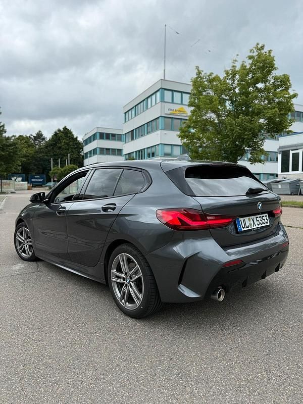 Grau Gebraucht 2021 BMW 118 M Sport Kleinwagen | 26.499 € (Teuer) - Bild 1/4
