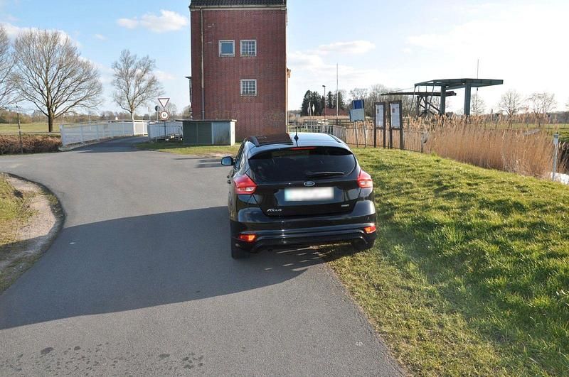 Gebraucht Ford Focus ST-Line 125 PS (91 kW) 2017 Schwarz Limousine