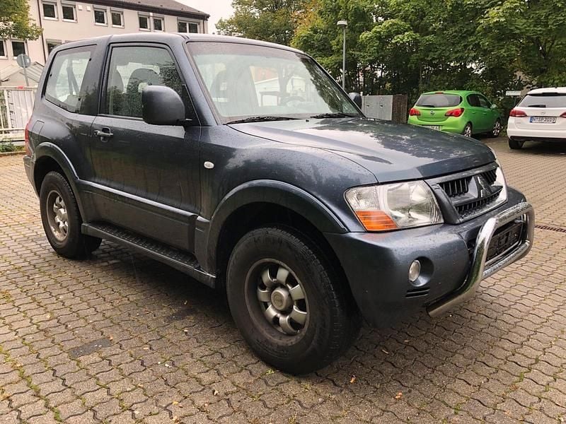 Grau Gebraucht 2005 Mitsubishi Pajero SUV | 4.650 € - Bild 1/4