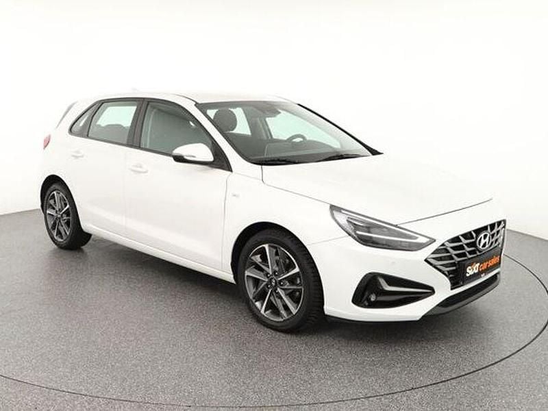 Weiß Gebraucht 2023 Hyundai i30 Trend Limousine | 16.880 € (Fairer Preis) - Bild 1/4