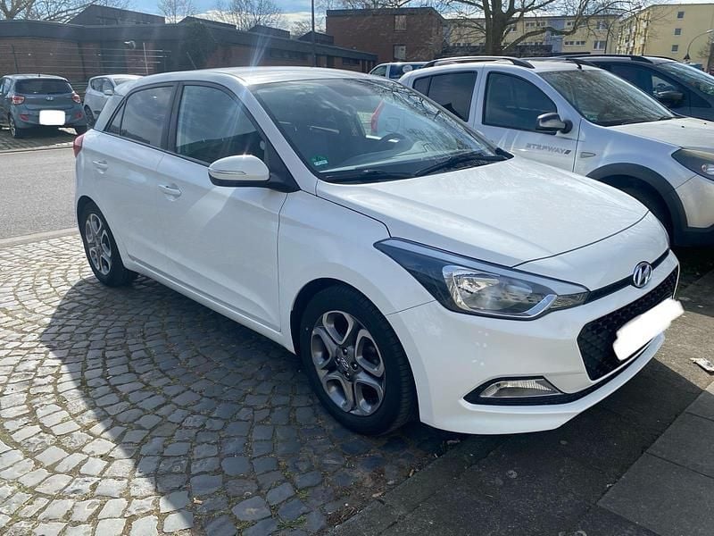 Weiß Gebraucht 2017 Hyundai i20 Kleinwagen | 7.900 € (Fairer Preis) - Bild 1/4