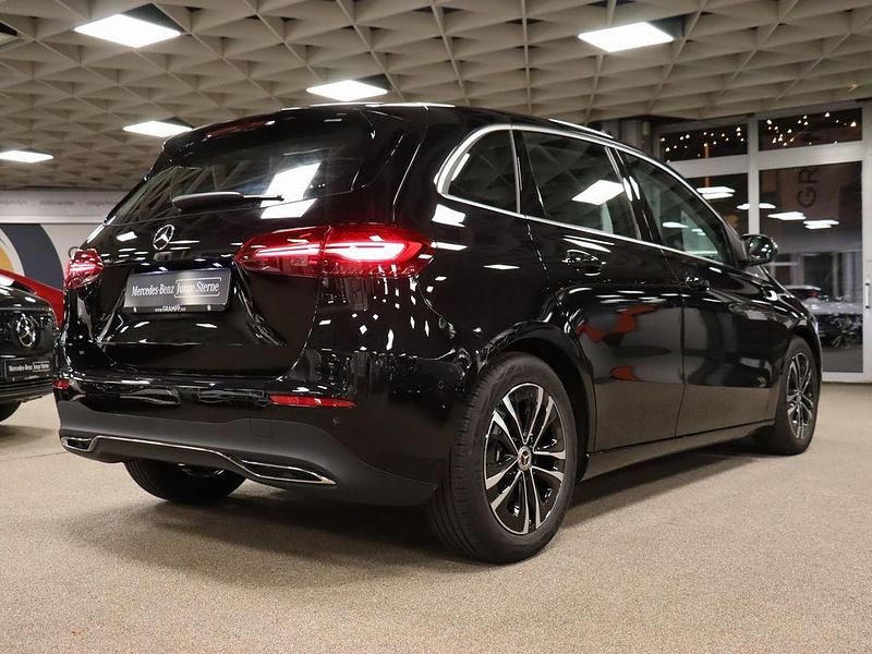 Gebraucht Mercedes B200 163 PS (119 kW) 2024 Lack kosmosschwarz Van / Kleinbus