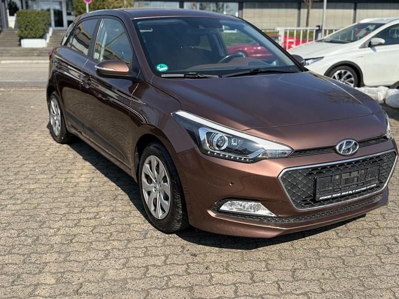 Gebraucht Hyundai i20 Style 101 PS (74 kW) 2015 Braun Kleinwagen