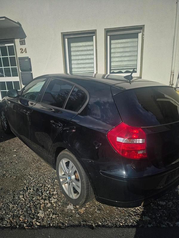 Gebraucht BMW 116 122 PS (89 kW) 2010 Schwarz Kleinwagen