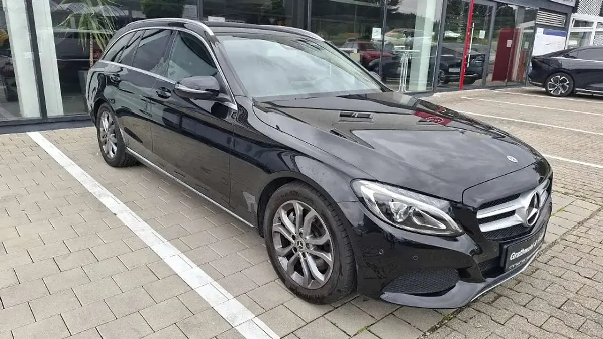 Gebraucht Mercedes C300 Avantgarde 245 PS (180 kW) 2017 Obsidianschwarz  metallic Kombi