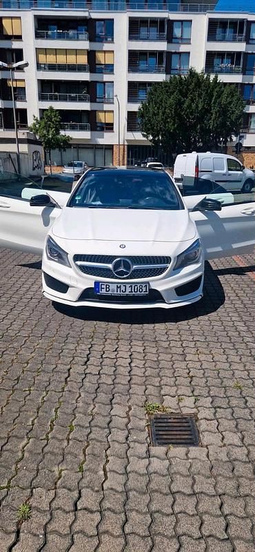 Weiß Gebraucht 2014 Mercedes CLA220 Limousine | 17.500 € - Bild 1/4