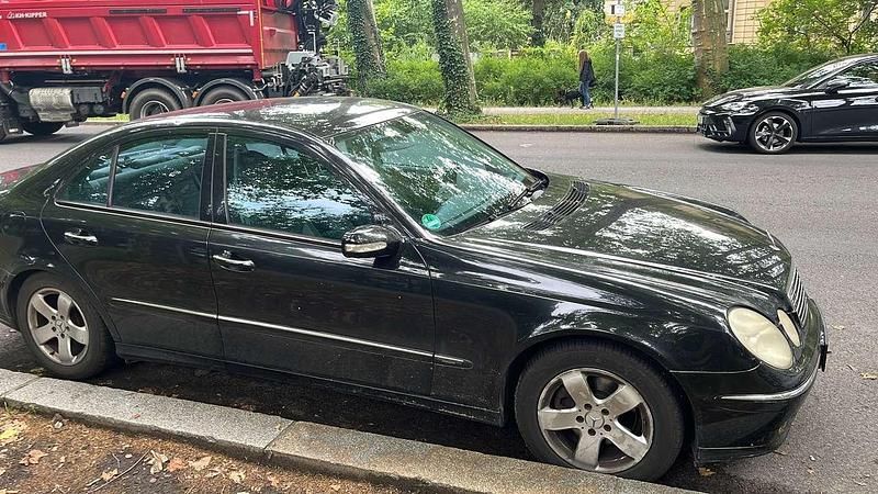 Schwarz Gebraucht 2004 Mercedes E220 Avantgarde Limousine | 2.650 € (Guter Preis) - Bild 1/4