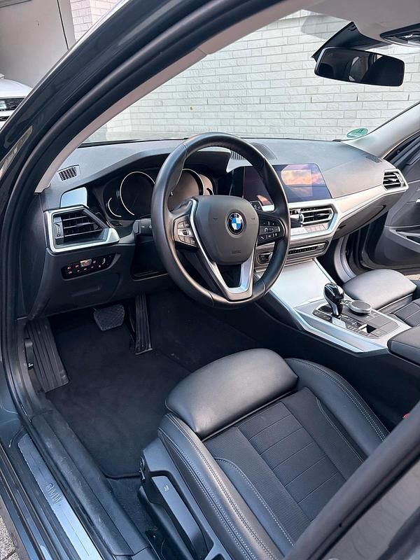 Gebraucht BMW 318 Sport Line 156 PS (114 kW) 2020 Grau Kombi