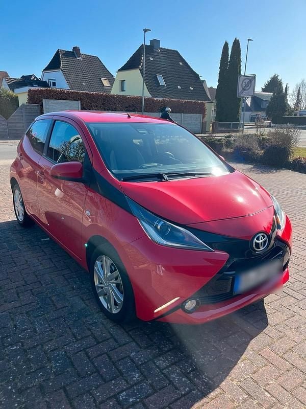 Gebraucht Toyota Aygo 69 PS (50 kW) 2016 Rot Kleinwagen