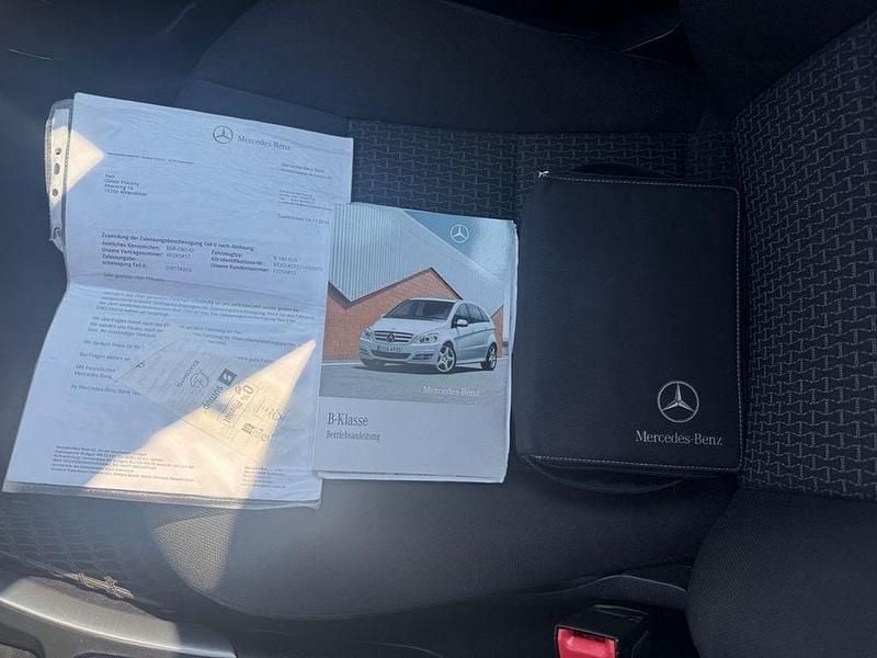 Gebraucht Mercedes B180 116 PS (85 kW) 2011 Schwarz Van / Kleinbus
