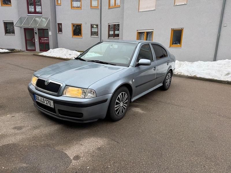Grau Gebraucht 2002 Skoda Octavia Style Limousine | 1.300 € (Fairer Preis) - Bild 1/4