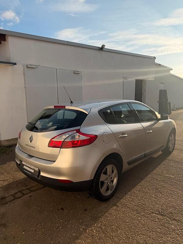 Gebraucht Renault Mégane 110 PS (80 kW) 2011 Silber Limousine