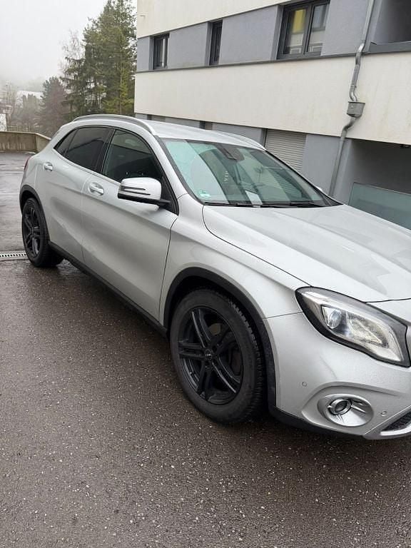 Gebraucht Mercedes GLA200 136 PS (100 kW) 2017 Silber SUV