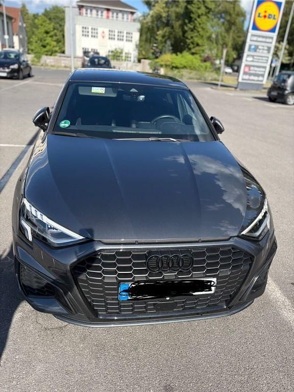 Grau Gebraucht 2024 Audi A3 Sportback S-Line Limousine | 36.900 € (Fairer Preis) - Bild 1/4