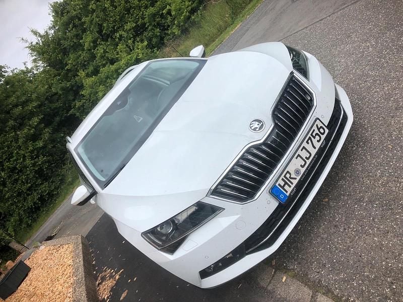 Weiß Gebraucht 2018 Skoda Superb LAURIN & KLEMENT Kombi | 14.900 € (Superpreis) - Bild 1/4