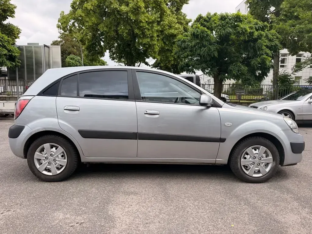Gebraucht Kia Rio 97 PS (71 kW) 2009 Silber Limousine