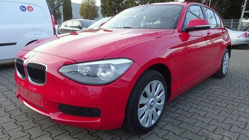 Rot Gebraucht 2015 BMW 116 Sport Line Kleinwagen | 9.500 € (Fairer Preis) - Bild 1/4