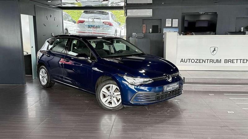Blau Gebraucht 2020 VW Golf VIII Life Limousine | 17.890 € (Guter Preis) - Bild 1/3