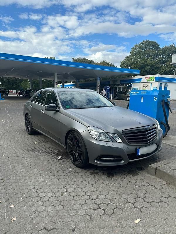 Grau Gebraucht 2012 Mercedes E200 Avantgarde Limousine | 11.999 € (Fairer Preis) - Bild 1/4