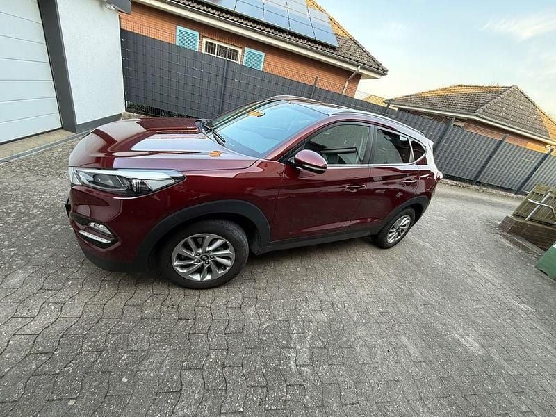 Gebraucht Hyundai Tucson Pure 132 PS (97 kW) 2016 Rot SUV