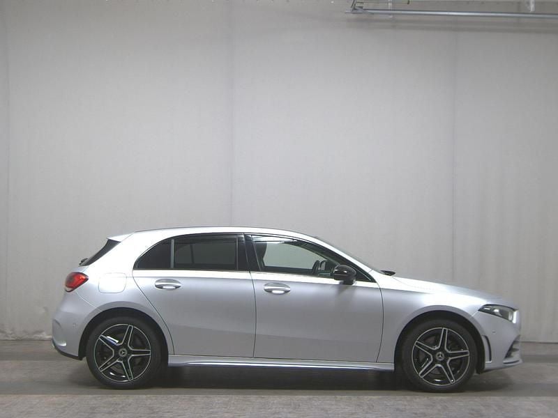 Grau Gebraucht 2022 Mercedes A250 AMG line Limousine | 24.280 € (Superpreis) - Bild 1/4