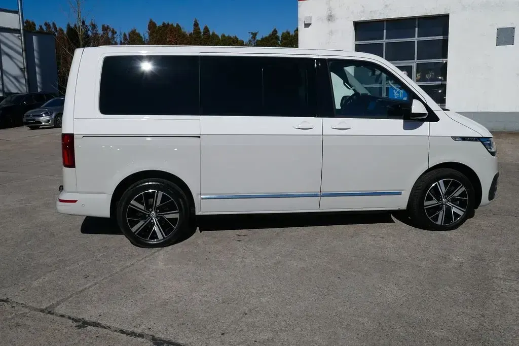 Gebraucht VW Multivan Exclusive 204 PS (150 kW) 2022 Candy weiß / ascotgrau Van / Kleinbus