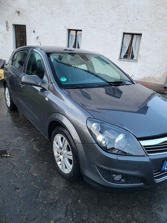 Grau Gebraucht 2008 Opel Astra Sport Limousine | 1.500 € (Guter Preis) - Bild 1/4