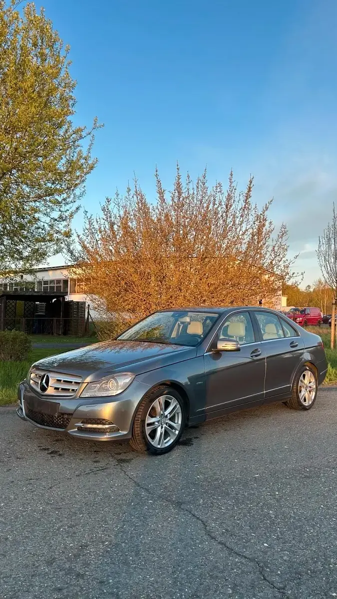 Gebraucht Mercedes C250 Avantgarde 204 PS (150 kW) 2011 Blau Limousine