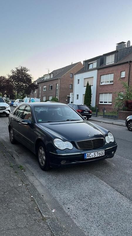Blau Gebraucht 2003 Mercedes C180 Elegance Limousine | 2.400 € (Fairer Preis) - Bild 1/1