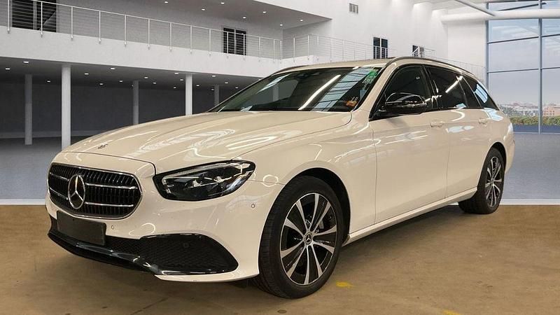 Weiß Gebraucht 2022 Mercedes E300 Night Limousine | 29.980 € (Superpreis) - Bild 1/3