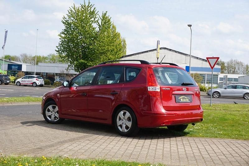 Gebraucht Hyundai i30 Classic 109 PS (80 kW) 2012 Rot Kombi
