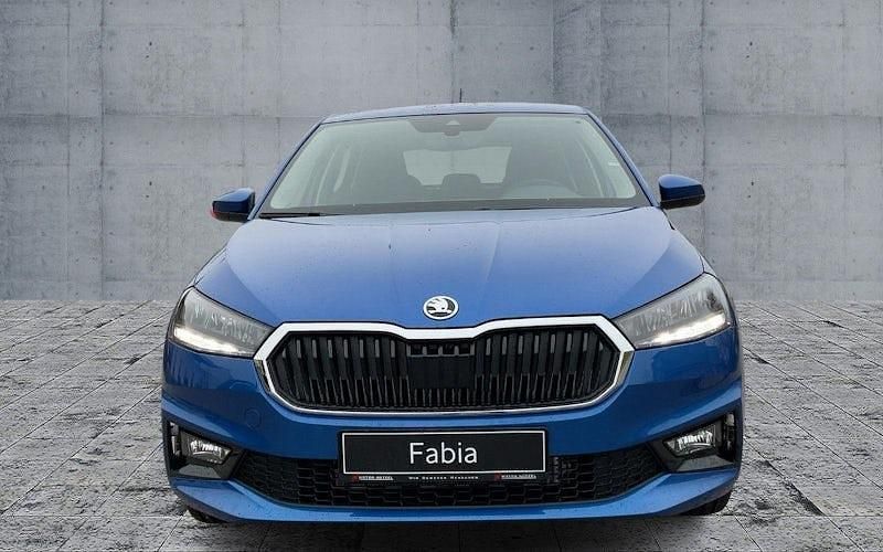 Neu Skoda Fabia Essence 95 PS (69 kW) 2025 Blau Limousine