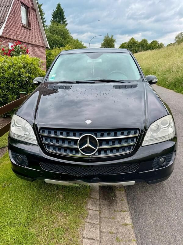 Schwarz Gebraucht 2006 Mercedes ML320 SUV | 8.299 € (Etwas zu teuer) - Bild 1/4