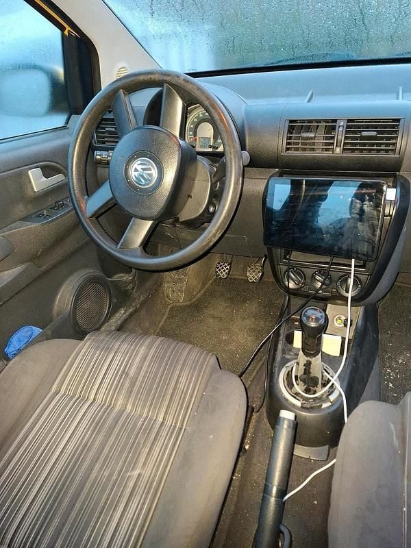 Second-hand VW Fox 70 CP (51 kW) 2005 Galben Hatchback