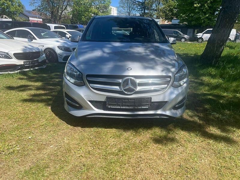 Usata Mercedes B180 122 CV (89 kW) 2017 Argento Monovolume