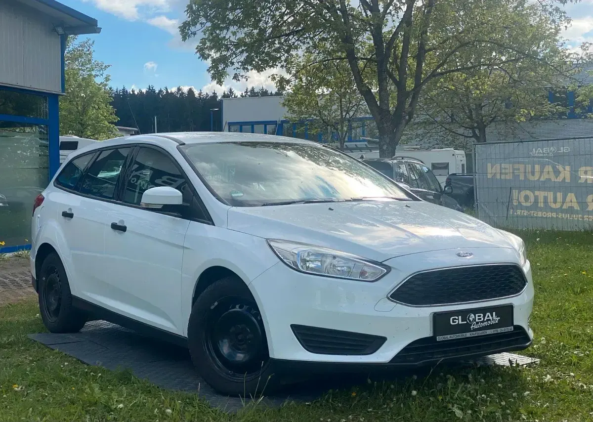 Usado Ford Focus Ambiente 101 CV (74 kW) 2015 Blanco Familiar