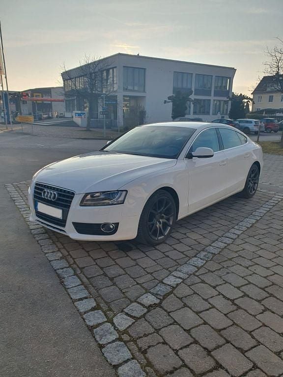 Weiß Gebraucht 2009 Audi A5 Sportback Sport Kleinwagen | 6.900 € (Fairer Preis) - Bild 1/4