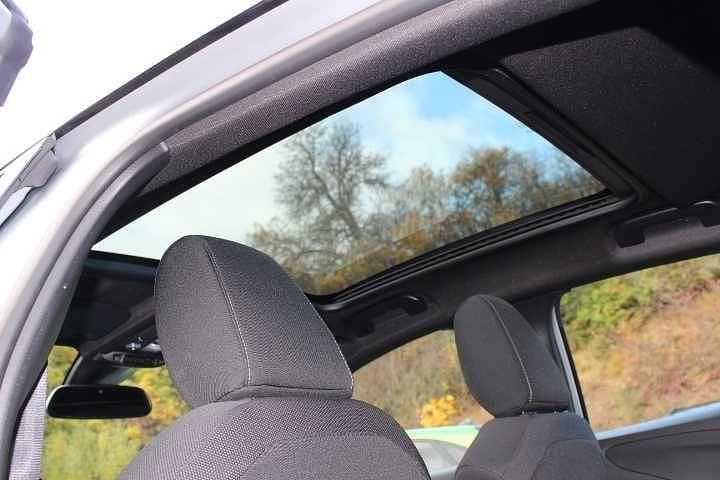 Gebraucht Opel Corsa Elegance 101 PS (74 kW) 2024 Kristallsilbermetallic (metallic) Limousine