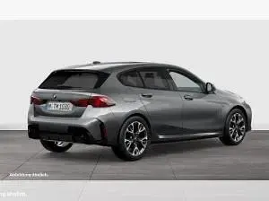 Neu BMW 118 M Sport 150 PS (110 kW) 2026 Schwarz (skyscraper grau) Kleinwagen