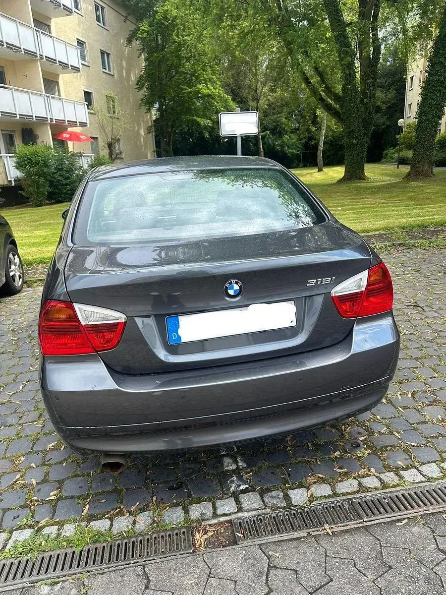 Gebraucht BMW 318 129 PS (94 kW) 2007 Grau Limousine