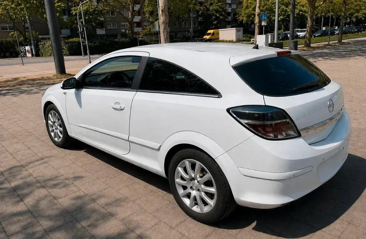 Gebraucht Opel Astra GTC 90 PS (66 kW) 2008 Weiß Coupé