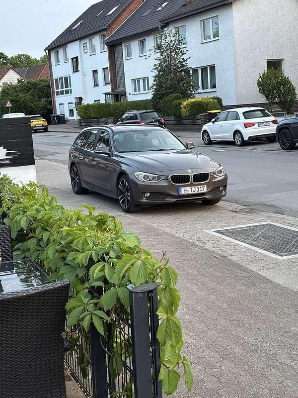 Gebraucht 2014 BMW 318 Luxury Line Kombi | 11.490 € (Teuer) - Bild 1/4