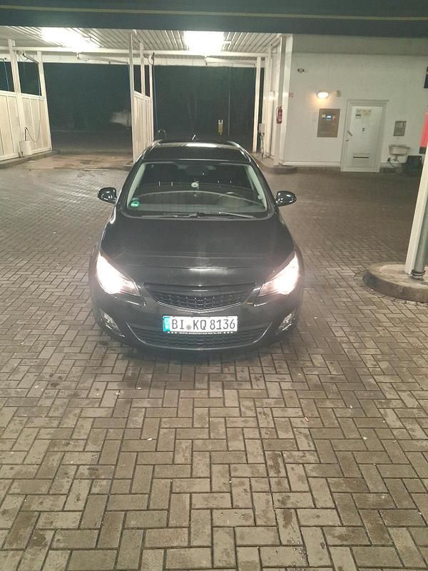 Schwarz Gebraucht 2012 Opel Astra Kombi | 3.500 € (Etwas zu teuer) - Bild 1/4