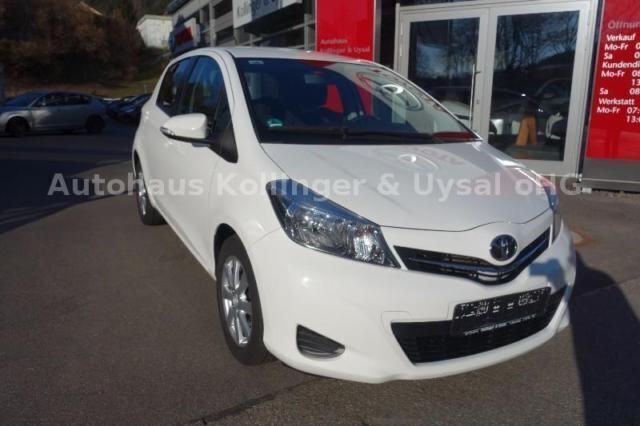 Gebraucht Toyota Yaris Life 99 PS (72 kW) 2012 Weiß Kleinwagen