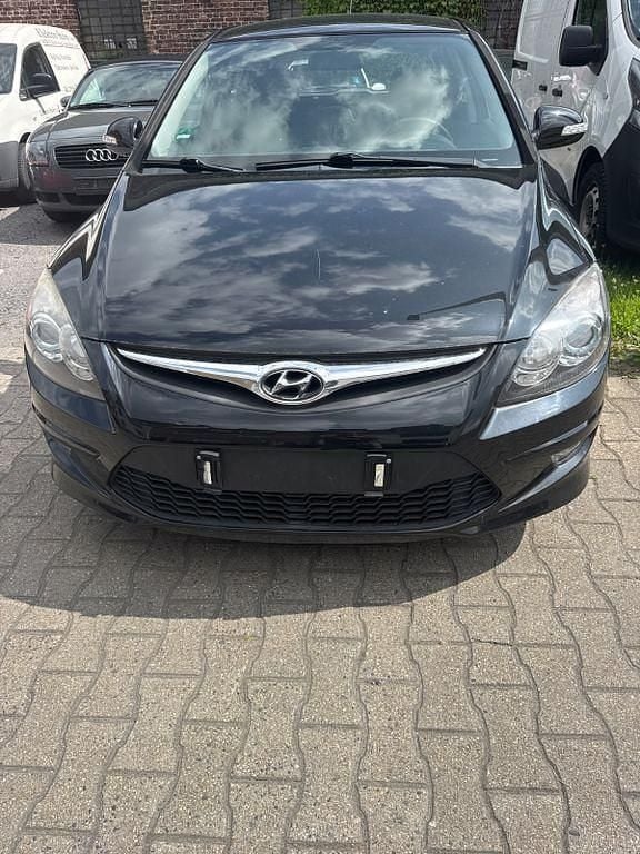 Schwarz Gebraucht 2012 Hyundai i30 Edition Limousine | 2.999 € (Guter Preis) - Bild 1/4