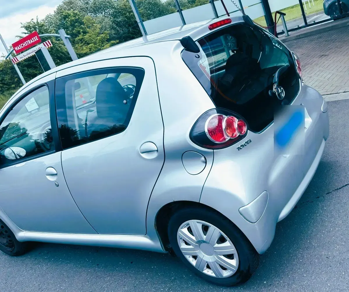 Gebraucht Toyota Aygo 68 PS (50 kW) 2011 Silber Kleinwagen