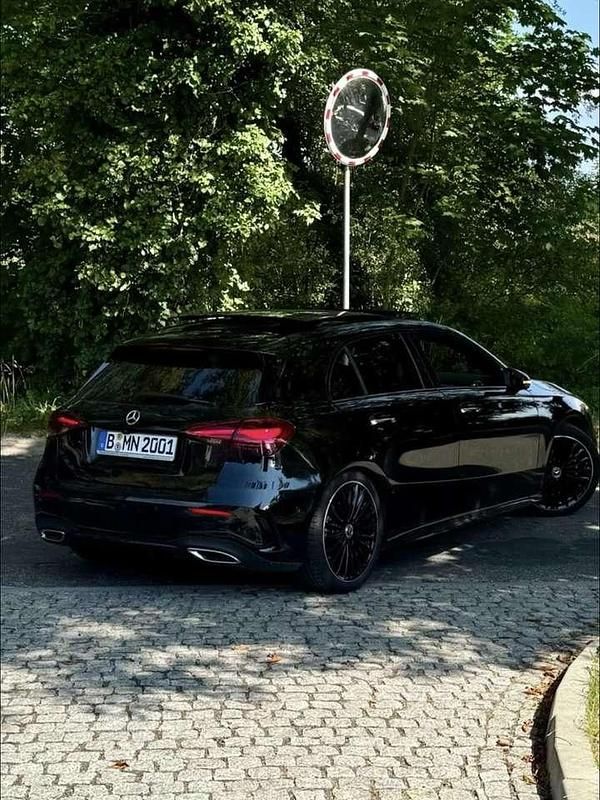 Schwarz Gebraucht 2024 Mercedes A200 Advanced Plus Kleinwagen | 35.000 € (Teuer) - Bild 1/4