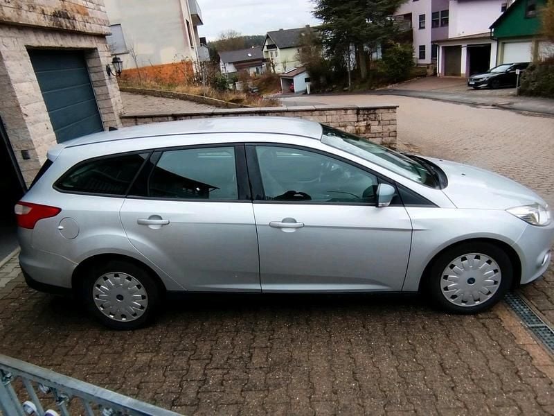 Gebraucht Ford Focus 105 PS (77 kW) 2013 Silber Kombi