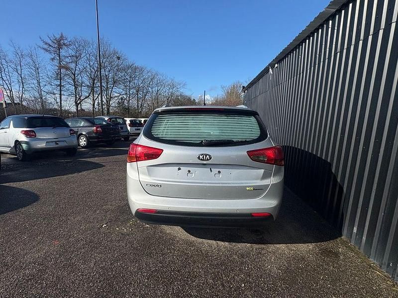 Gebraucht Kia Ceed 90 PS (66 kW) 2014 Silber Kleinwagen